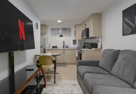 Restful 1bdrm Oasis with Pull-out Couch for Healthcare Professionals by Royal Alexandra Hospital