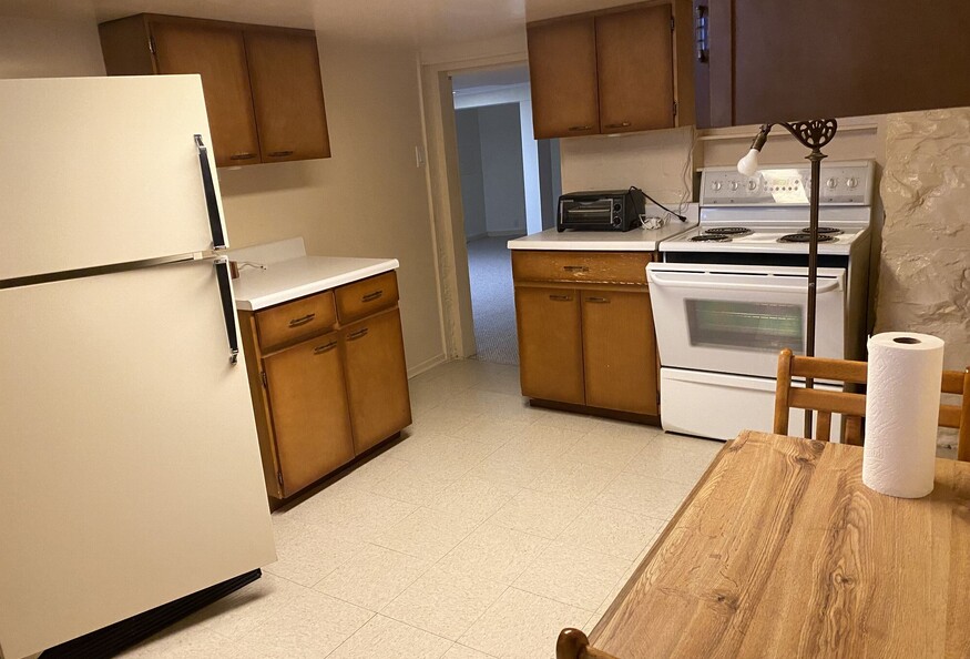 Unfurnished One bedroom basement apartment close to Queen's/KGH/HDH