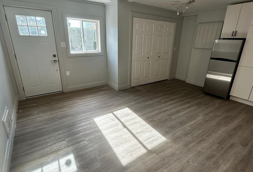 Unfurnished Newly Renovated Bachelor Apartment 5 Minutes from HDMH