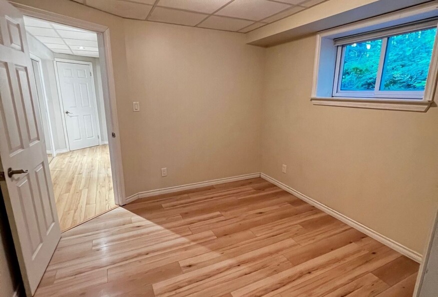 Unfurnished Bright 2 bedroom apartment with own entry, AC, large private deck and 2 parking