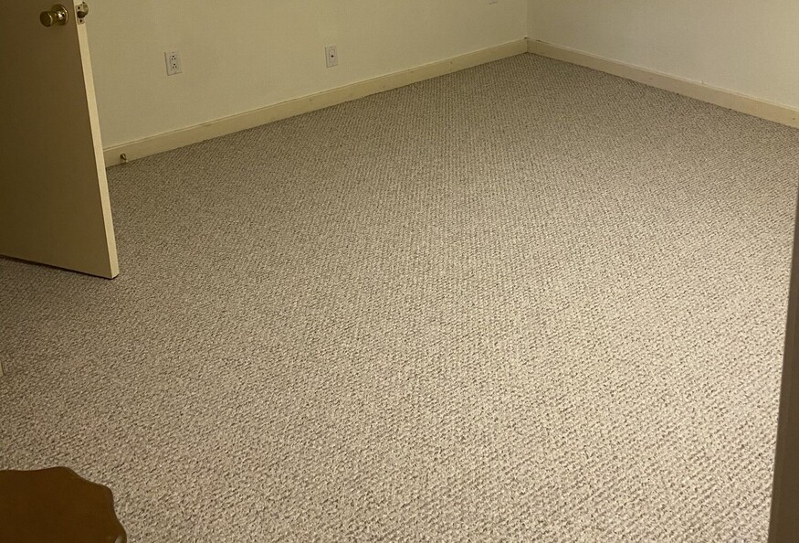 Unfurnished One bedroom basement apartment close to Queen's/KGH/HDH