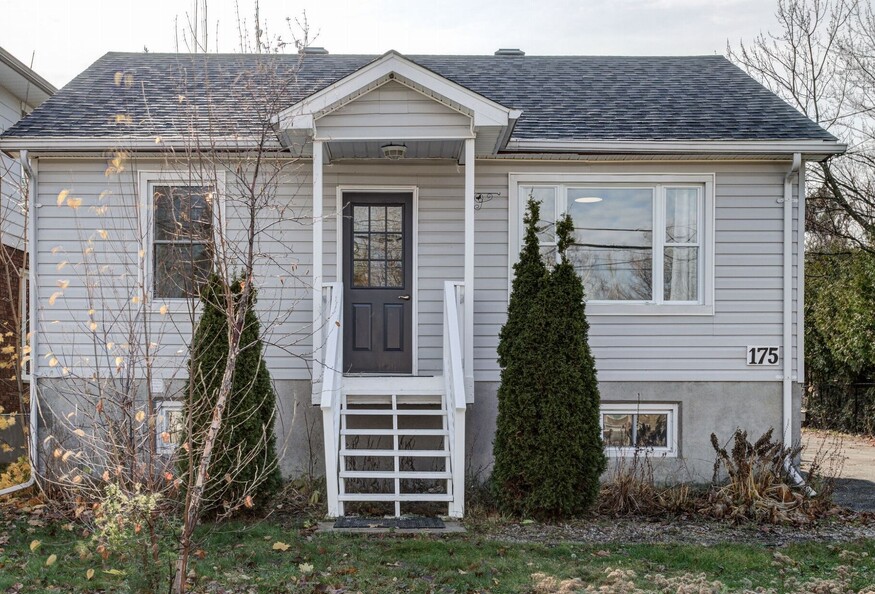 Furnished Fully Furnished Home Steps from Health Sciences North near