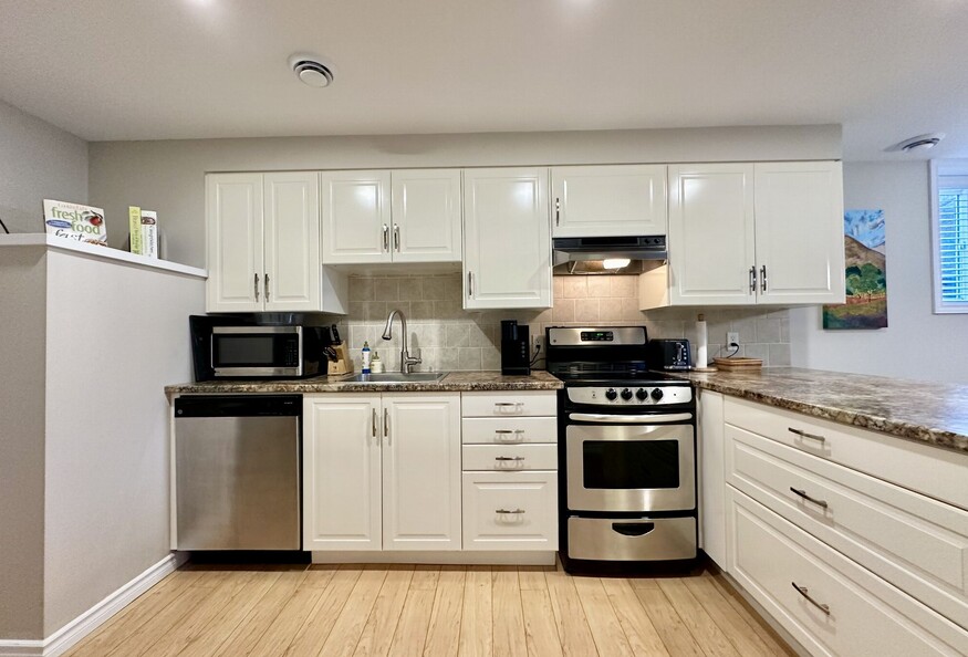 Furnished ALL INCLUSIVE, FULLY FURNISHED 1 Bedroom Apt near University